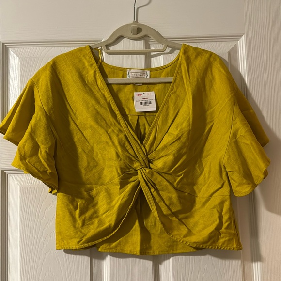 BRAND NEW WITH TAGS! Yellow large crop twist front top - Picture 1 of 4
